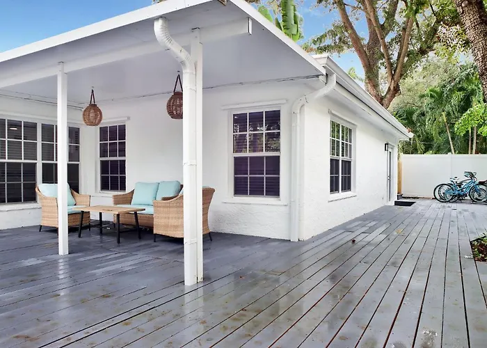 Villa Rio Vista - Massive Las Olas Compound With Pool & 3 Living Areas With Kitchens Fort Lauderdale